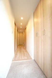 【玄関】 |  【ハイブランドリノベ】ローレルコート古江 | 【玄関ホール】
人を迎え入れる最初の場所だからこそ、
清潔感があり纏まった空間にして頂ける様に
大型フローティングシューズBOXを設置。
照明はオートライト。消し忘れや
出入りが暗くならなく済みます！