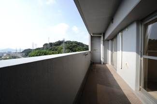 【バルコニー】 |  【ハイブランドリノベ】ローレルコート古江 | 【バルコニー】
リビング全面が接するワイドバルコニー。
前面の建物が邪魔することなくよく陽が当たり、お洗濯物もすぐ乾きそう！
この位の広さがあると、エアコン室外機を置いても十分なスペースを保てます。