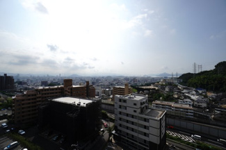 【展望】 |  【ハイブランドリノベ】ローレルコート古江 | 【四季を感じる】
四季の移ろい・爽やかな青空や風を感じられ
自然を愉しめるパノラマビュー。
毎日の暮らしに余裕を感じさせてくれる、
遮る物の無い開放的な眺望を是非、ご堪能ください。