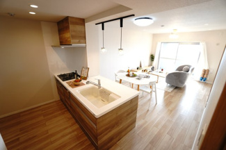 【キッチン】 |  【ハイブランドリノベ】ローレルコート古江 | 【キッチンスペース】
木目の質感を活かし空間全体を明るくナチュラルに演出。
セミフラットの対面式だから、
料理をしながら家族やゲストとの会話も自然に楽しめます。
機能面充実で毎日の家事動線を快適に！