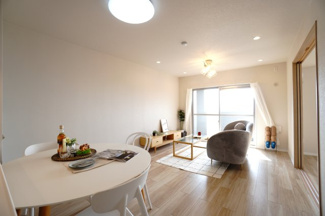 【居間・リビング】 |  【ハイブランドリノベ】ローレルコート古江 | 室内（2025年8月25日8：00頃）撮影