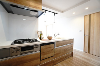 【キッチン】 |  【ハイブランドリノベ】ローレルコート古江 | ☆キッチンの特徴☆
・クリナップ社製
・アクリストンワークトップ
・浄水器一体型ハンドシャワー水栓
・一度に5人分食器洗い乾燥機
・フラットスリムレンジフード
・換気扇幕板が他の面材と同色