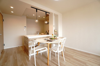 【居間・リビング】 |  【ハイブランドリノベ】ローレルコート古江 | 室内（2025年8月25日8：00頃）撮影