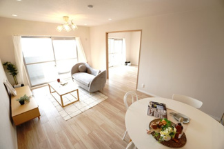 【居間・リビング】 |  【ハイブランドリノベ】ローレルコート古江 | 【約15.3帖LDK】
今回のリノベーションはナチュラルを基調とした「グレイスビスタ」。
木目の温もりとやわらかな光が包むLDKには、
都市と瀬戸内が溶け合う景色と、わたし基準の心地よさが広がります。