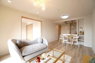 【居間・リビング】 |  【ハイブランドリノベ】ローレルコート古江 | 【約15.3帖LDK】
バルコニーから室内を望むと、
まるでリゾートラウンジのような特別な広がり。
都市と瀬戸内を背景に、会話も読書もワインの時間さえも、
日常を非日常へ変えてくれます。
