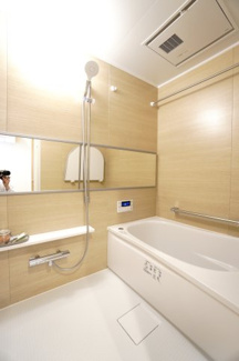【浴室】 |  【ハイブランドリノベ】ローレルコート古江 | 【バスルーム】
TOTO社製RWシリーズは
「ゆるリラ浴槽」「カラリ床」で独自の技術によりバスタイムを
よりよく演出してくれます！
更に、浴室暖房乾燥機が標準設備！
お手入れが楽なシステムバスです。