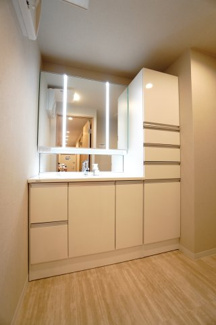 【独立洗面台】 |  【ハイブランドリノベ】ローレルコート古江 | 【コスメカウンター】
Panasonic社製！
「美ルックツインラインLED照明」は、
従来の照明より自然な肌の色に見える照明。
肌の色味を美しく引き立て、
洗面ボウルも広くメイクの時間をより素敵に。