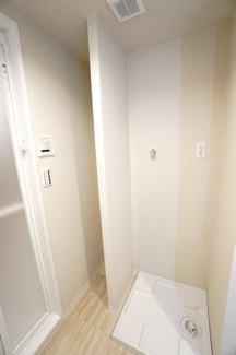 【独立洗面台】 |  【ハイブランドリノベ】ローレルコート古江 | 【パウダールーム】
装着が楽なワンタッチ式の給水栓！
洗濯機置場はドラム式の洗濯機も入るサイズですが、
お手持ちのサイズが入るか要確認です！
この高さがあれば、リネンラックも付けられますね！