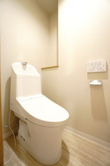【トイレ】 |  【ハイブランドリノベ】ローレルコート古江 | 【レストルーム】
TOTO社製！きれいをまもるせいけつトイレ！
お掃除はサッとひとふきで完了！
少ない水で、汚れをしっかり洗い流します。
手洗い機能付きなので、もしもの時も慌てない！