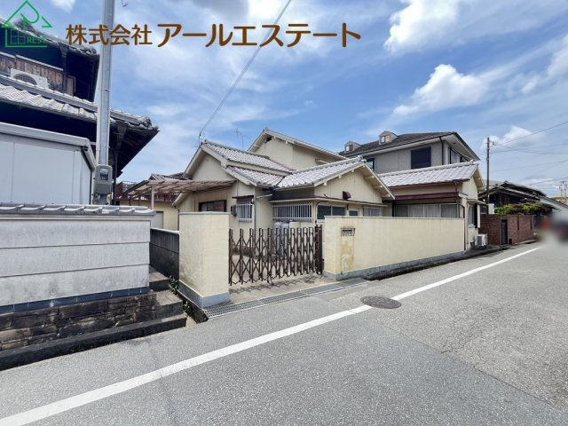 高砂市阿弥陀町南池　　中古戸建の前面道路含む現地写真