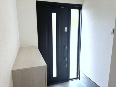 【玄関】 | 【リフォーム住宅】中古一戸建　里庄町新庄A　3LDK | 玄関扉・収納も新品に交換されています。