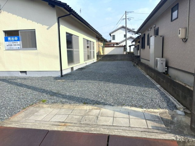 【駐車場】 | 【リフォーム住宅】中古一戸建　里庄町新庄A　3LDK | 駐車場拡大により縦列3台とめれます。
