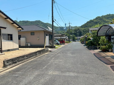 【前面道路含む現地写真】 | 【リフォーム住宅】中古一戸建　里庄町新庄A　3LDK | 前面道路幅員5.8ｍ