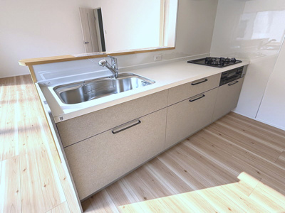 【キッチン】 | 【リフォーム住宅】中古一戸建　里庄町新庄A　3LDK | ガス使用のシステムキッチン。食洗機あり