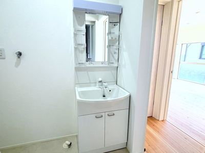 【独立洗面台】 | 【リフォーム住宅】中古一戸建　里庄町新庄A　3LDK | 3面鏡タイプの独立洗面台