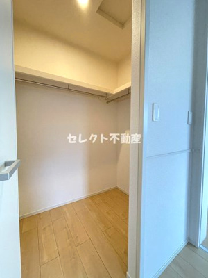 【収納】 | ピュアハイツ・翠Ａ | 【ピュアハイツ・翠Ａ】ウォークインクローゼットで床がフラットなのでキャスター付きボックスが利用できて衣替えも簡単です。