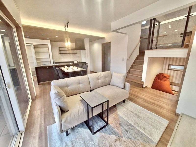 駐車場並列3台、独立で1台が停まる区画です！ 土地の広さも76坪以上と、広々した敷地です！