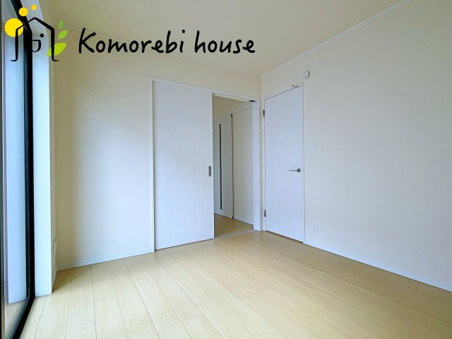 中分1丁目27番　新築一戸建て　ハートフルタウン　Aの洋室|1階5.25帖の洋室はお子さまの遊ぶスペースとしても、客間としても♪
大きな窓からの採光で明るい居室です！