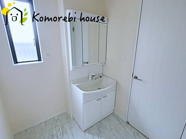 中分1丁目27番　新築一戸建て　ハートフルタウン　Aの独立洗面台|３面鏡つきの独立洗面台。
鏡の後ろは収納でプライベートなものも隠せます♪