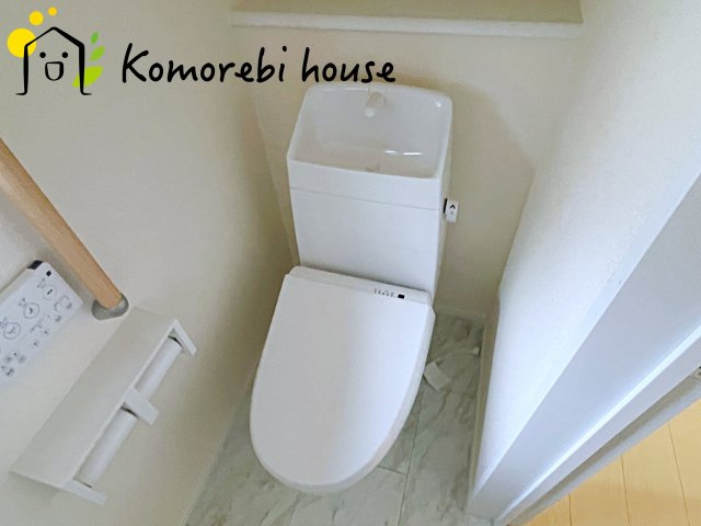 中分1丁目27番　新築一戸建て　ハートフルタウン　Aのトイレ|ペーパーホルダーが2つあってペーパー切れもなくなります！
手すりもついてバリアフリー♪