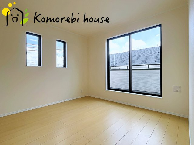 中分1丁目27番　新築一戸建て　ハートフルタウン　Aの洋室|コチラもバルコニーに面しており窓からの採光が良好です♪
6.37帖もあるので家具を置いてもまだまだ余裕がございます！