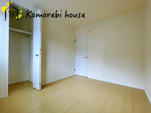 中分1丁目27番　新築一戸建て　ハートフルタウン　Aの洋室|片付けが苦手な方も、高さのある収納でしっかり片付きます！
コートや制服もひっかけられるハンガーパイプ付です♪