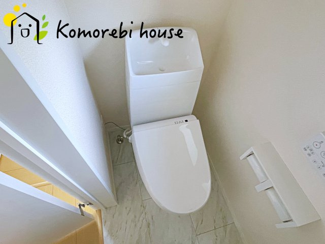 中分1丁目27番　新築一戸建て　ハートフルタウン　Aのトイレ|2階にもあると安心なお手洗い。
温水洗浄便座が標準でございます♪