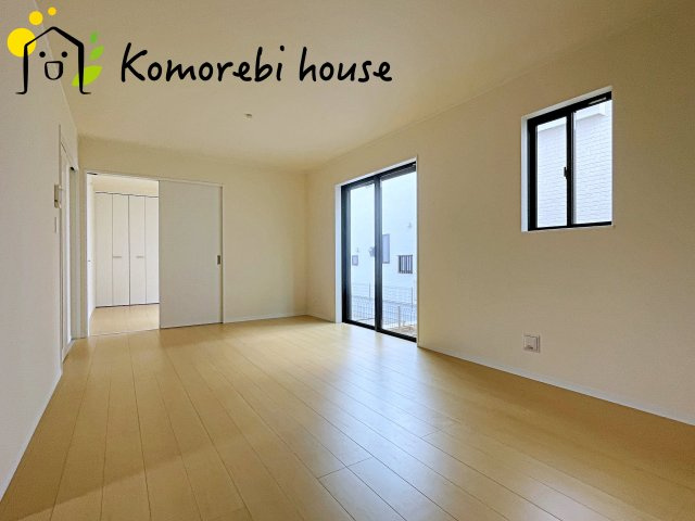 中分1丁目27番　新築一戸建て　ハートフルタウン　Aの居間・リビング|5.25帖の洋室が続く17帖のLDK♪
家具の配置がしやすい縦型リビングです♪