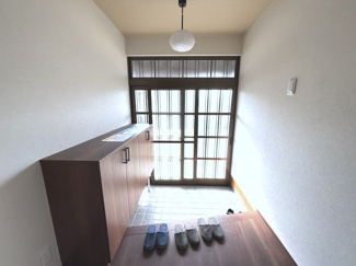 【玄関】 | 【リフォーム住宅】中古一戸建　里庄町新庄B　3LDK | 玄関は収納付き。カギはディンプルキーになります。