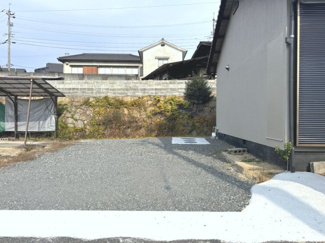 【駐車場】 | 【リフォーム住宅】中古一戸建　里庄町新庄B　3LDK | 駐車スペースは建物西側を整地して確保しています。