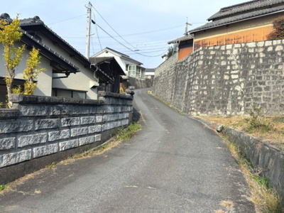 【前面道路含む現地写真】 | 【リフォーム住宅】中古一戸建　里庄町新庄B　3LDK | 東側前面道路幅員4.3ｍ