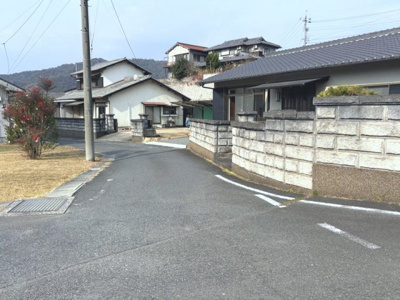 【前面道路含む現地写真】 | 【リフォーム住宅】中古一戸建　里庄町新庄B　3LDK | 南側前面道路