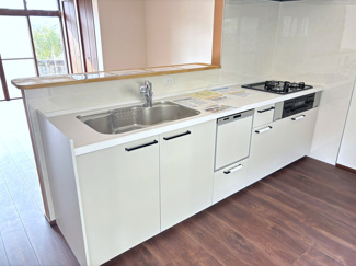 【キッチン】 | 【リフォーム住宅】中古一戸建　里庄町新庄B　3LDK | ガス使用のシステムキッチン。食洗機あり