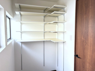 【キッチン】 | 【リフォーム住宅】中古一戸建　里庄町新庄B　3LDK | キッチン横にはパントリースペースを確保。