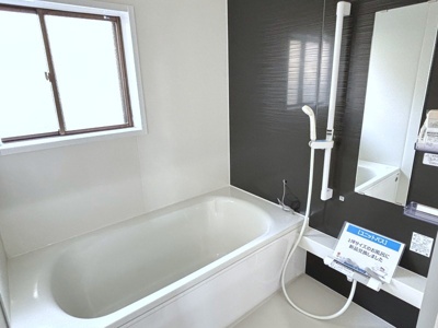 【浴室】 | 【リフォーム住宅】中古一戸建　里庄町新庄B　3LDK | お風呂は1坪タイプでゆったり足を伸ばせます。