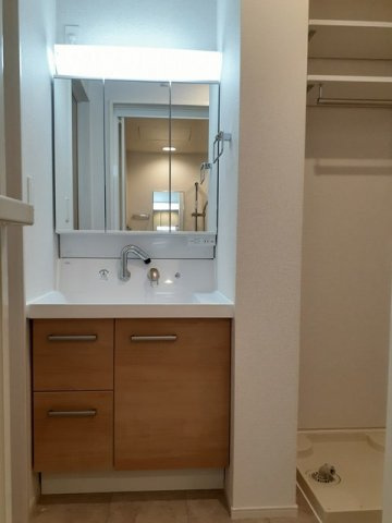 モンレーヴＡの独立洗面台|ゆったりとスペースのある洗面所