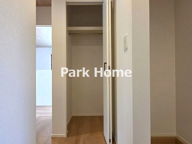 香美市土佐山田町宝町4丁目-2期5棟5-新築戸建ての収納|１F:玄関ホール内収納