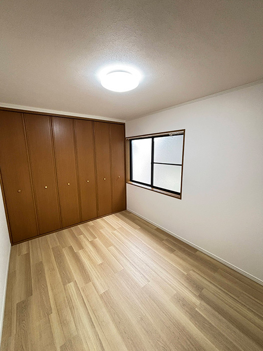 ◆内外装リフォーム済みの美宅◆全居室６帖以上のゆったり間取りの４DK◆宇治市宇治池森の洋室|洋室