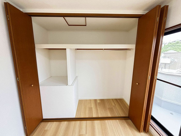 ◆内外装リフォーム済みの美宅◆全居室６帖以上のゆったり間取りの４DK◆宇治市宇治池森の洋室|洋室　クローゼット