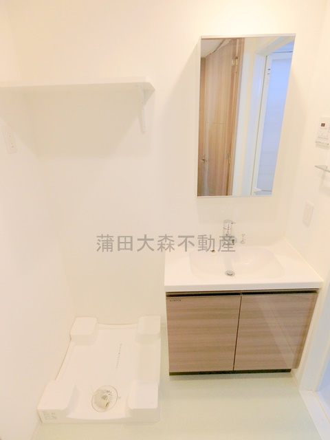 アーバンパーク蒲田南Iのトイレ|吊戸棚と温水洗浄便座付きのトイレ