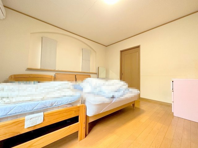 三郷市彦倉1丁目　中古戸建の洋室|8畳越えの洋室となり、主寝室としても使用可能です。