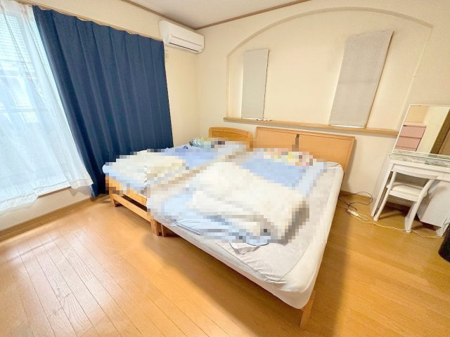 三郷市彦倉1丁目　中古戸建の洋室|南向きの大きい窓があり、陽当り良好です。