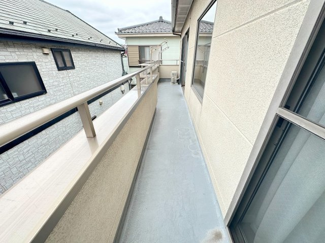 三郷市彦倉1丁目　中古戸建のバルコニー|南向きバルコニーとなり、洗濯物などもカラッと乾きます。
