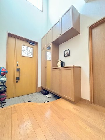 三郷市彦倉1丁目　中古戸建の玄関|玄関上部には、吹き抜けがあります。