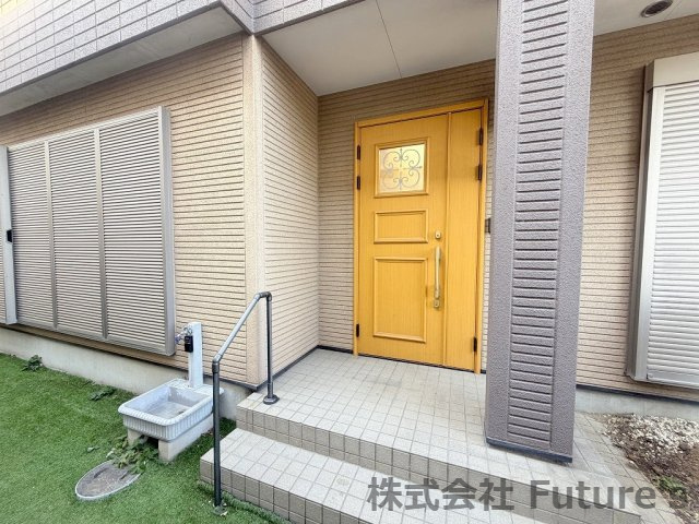 三郷市彦倉1丁目　中古戸建のエントランス|外水栓付きです