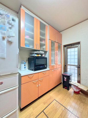三郷市彦倉1丁目　中古戸建の収納|キッチンには、備え付けの食器棚があります。