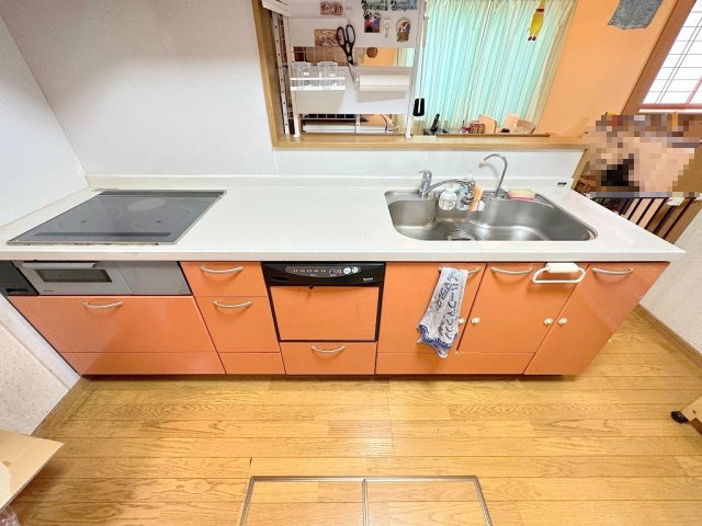 三郷市彦倉1丁目　中古戸建のキッチン|IHコンロ、食器洗浄機付きシステムキッチンです。