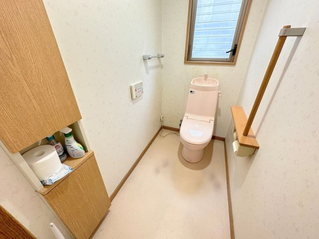 三郷市彦倉1丁目　中古戸建のトイレ|温水洗浄便座や棚、手すりも付いている広々としたトイレです。