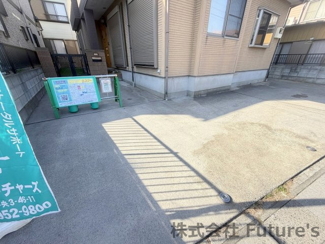 三郷市彦倉1丁目　中古戸建の駐車場|お車は3台駐車可能です(車種によります)