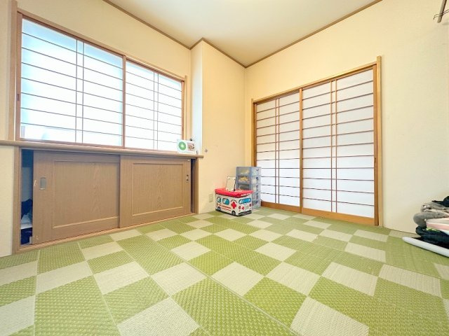 三郷市彦倉1丁目　中古戸建の和室|リビングには、畳コーナーがあります。